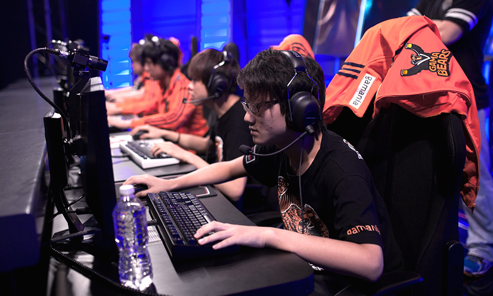 英雄联盟全球总决赛上海东方体育中心与成都金融城演艺中心开票，全息投影技术呈现沉浸体验，总决赛纪念周边限量发售-必威电竞